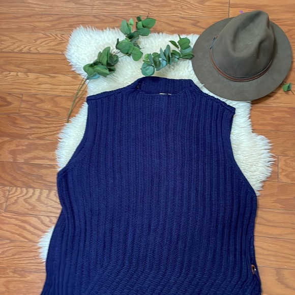 Jennifer Lopez Navy Sleeveless Knit Sweater/ Side Tie Feature & Gold Hardware 2X - Picture 2 of 9